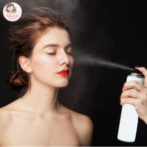 xịt khóa nền trước hay phấn phủ trước